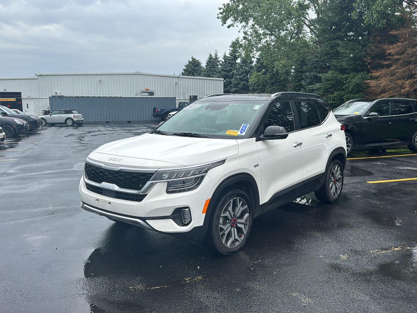 Used 2022 Clear White/Black Roof Kia SX image 7