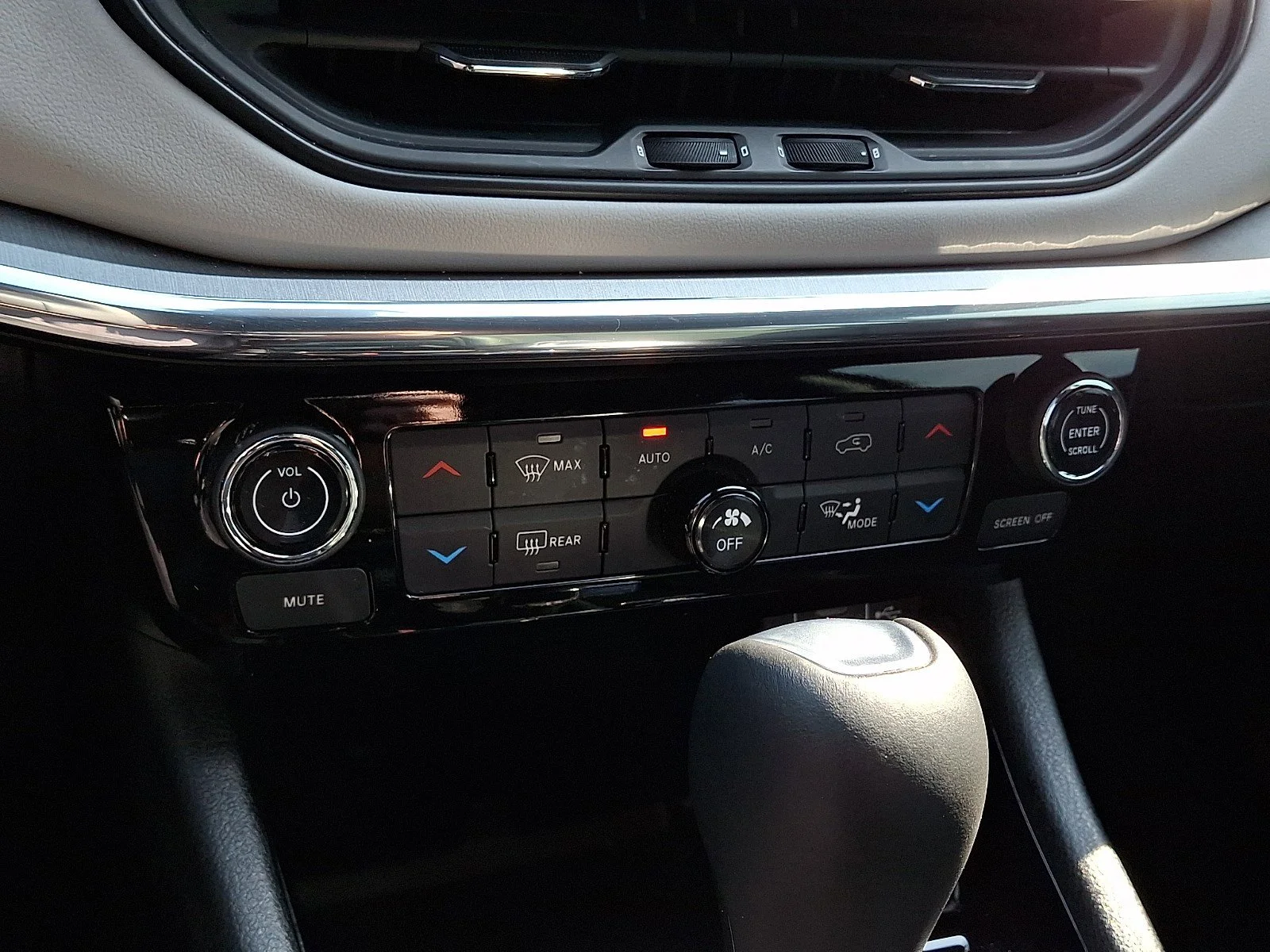 Used 2023 Diamond Black Crystal Pearlcoat Jeep Limited image 16