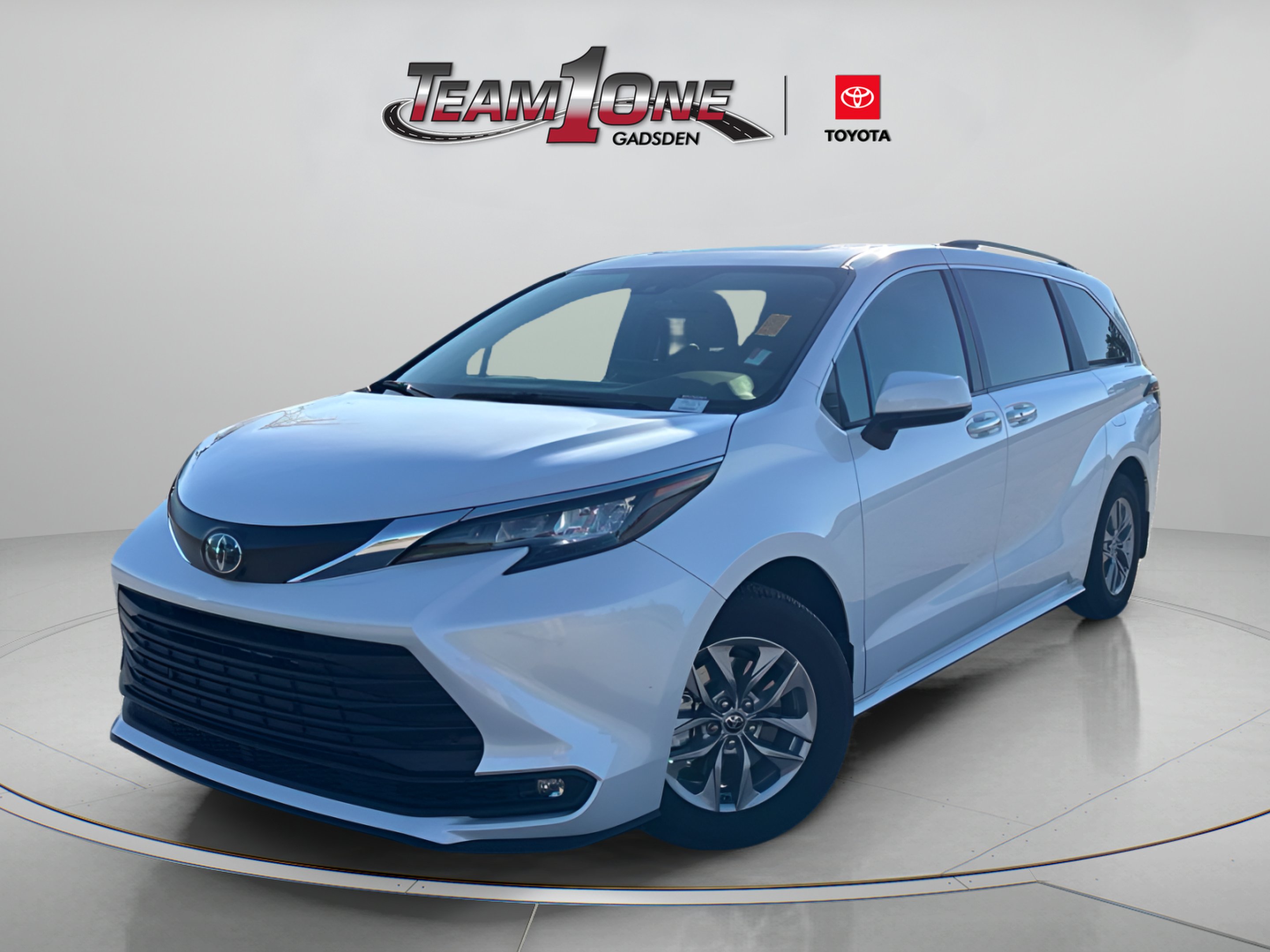 Used 2025 Pearl Toyota XLE image 2