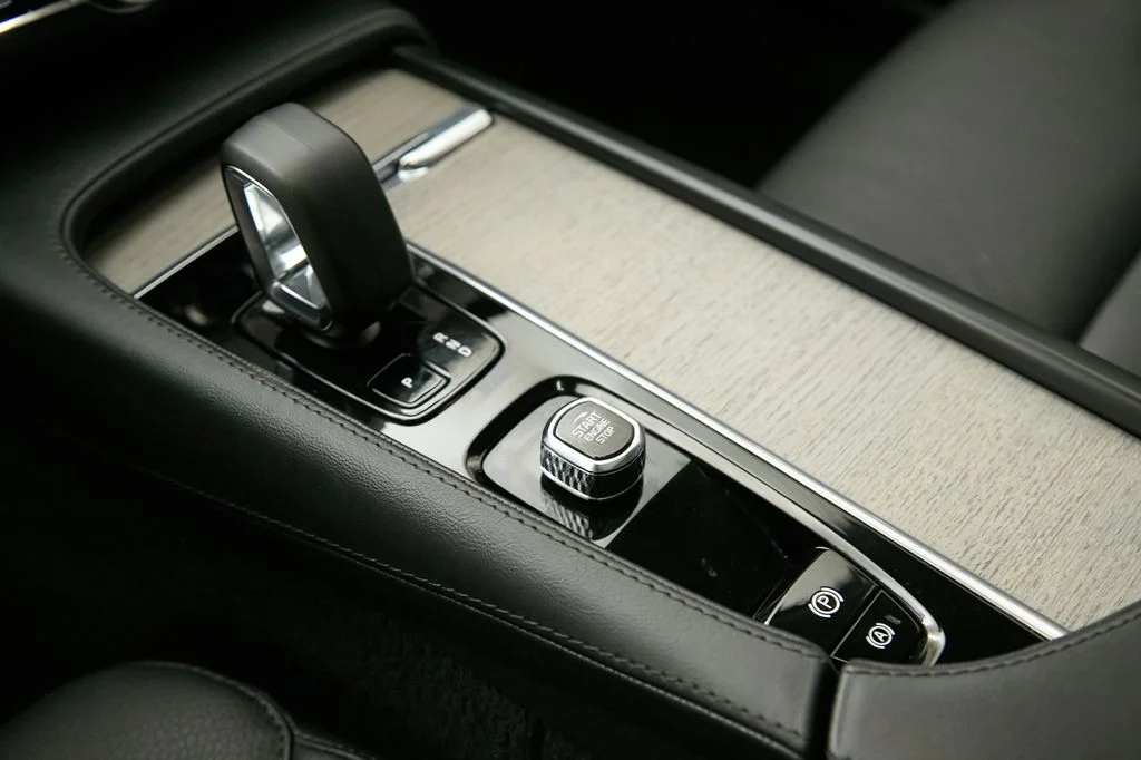 Certified Used 2025 Crystal White Volvo Plus image 18
