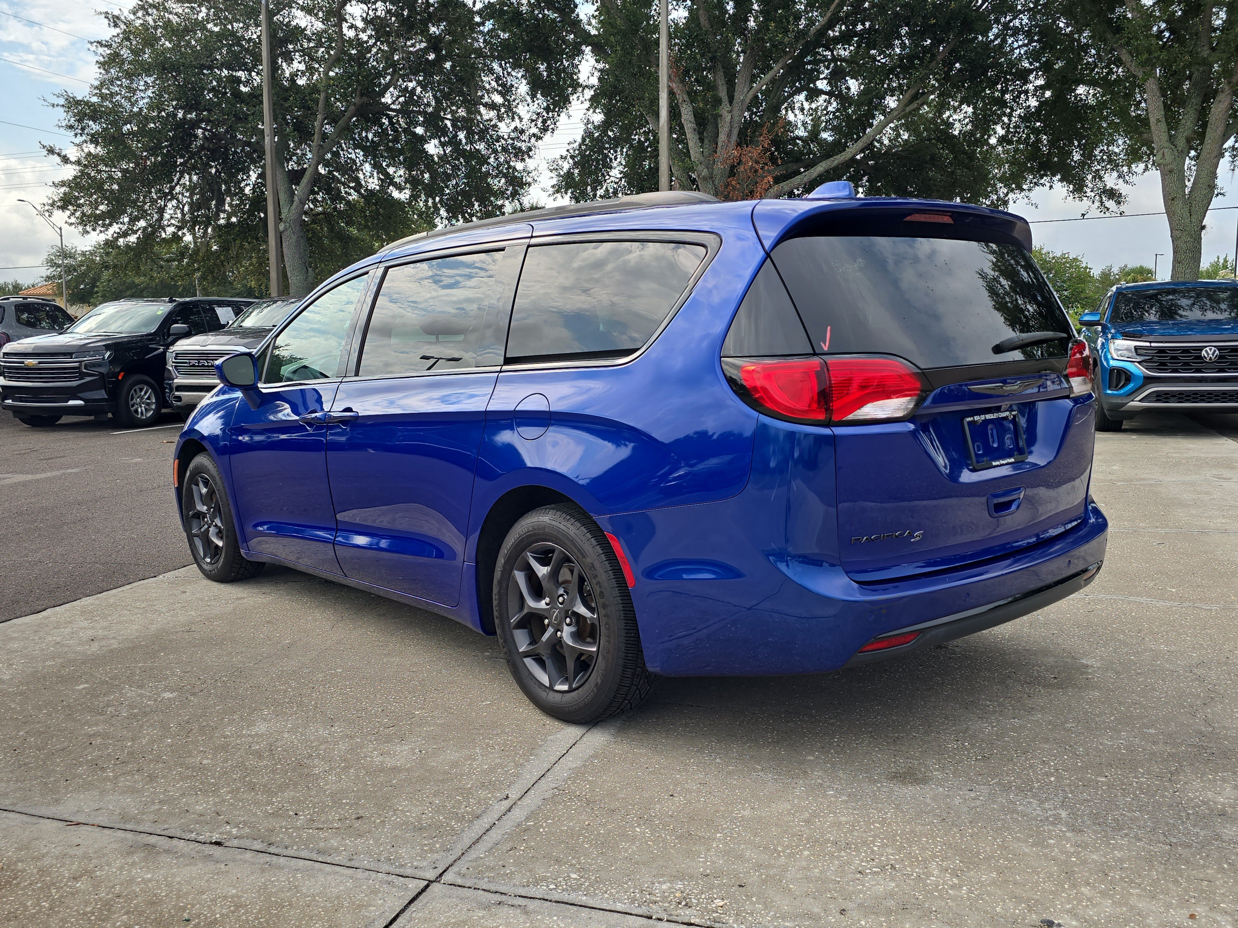 Used 2019 Ocean Blue Metallic Chrysler Touring L image 6