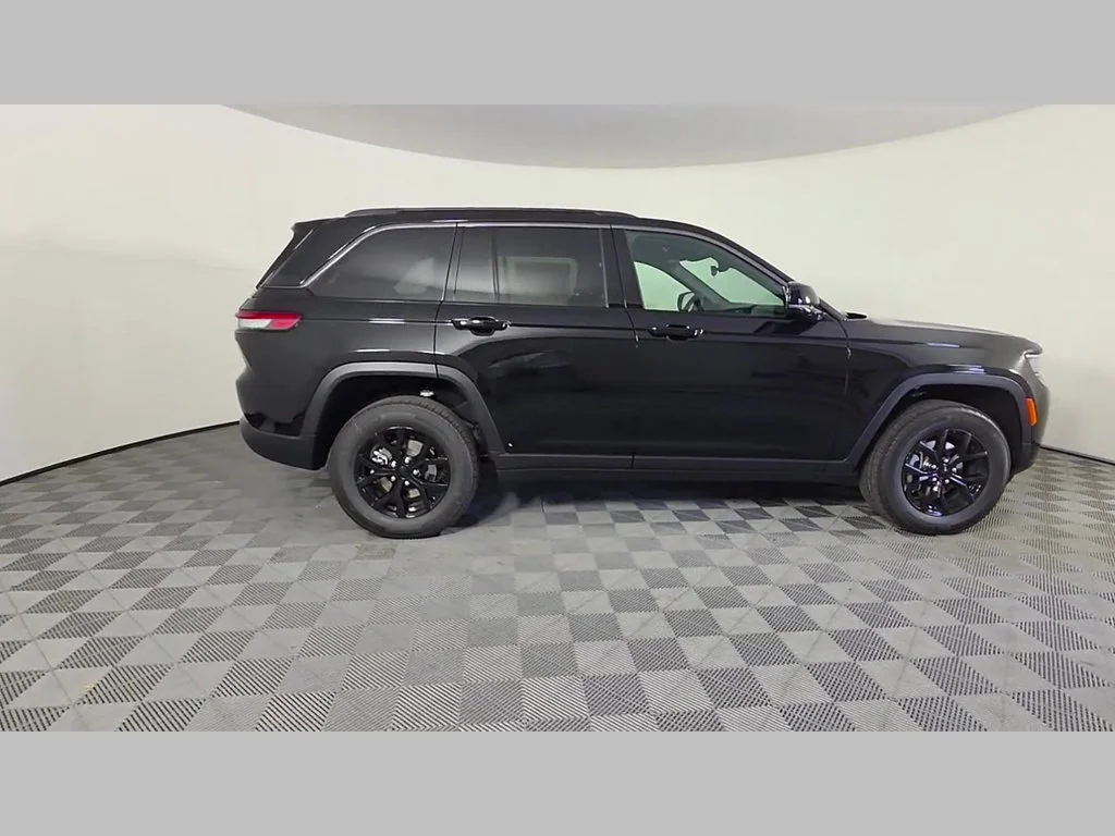 New 2026 Diamond Black Crystal Pearl-Coat Exterior Paint Jeep Laredo Altitude image 23