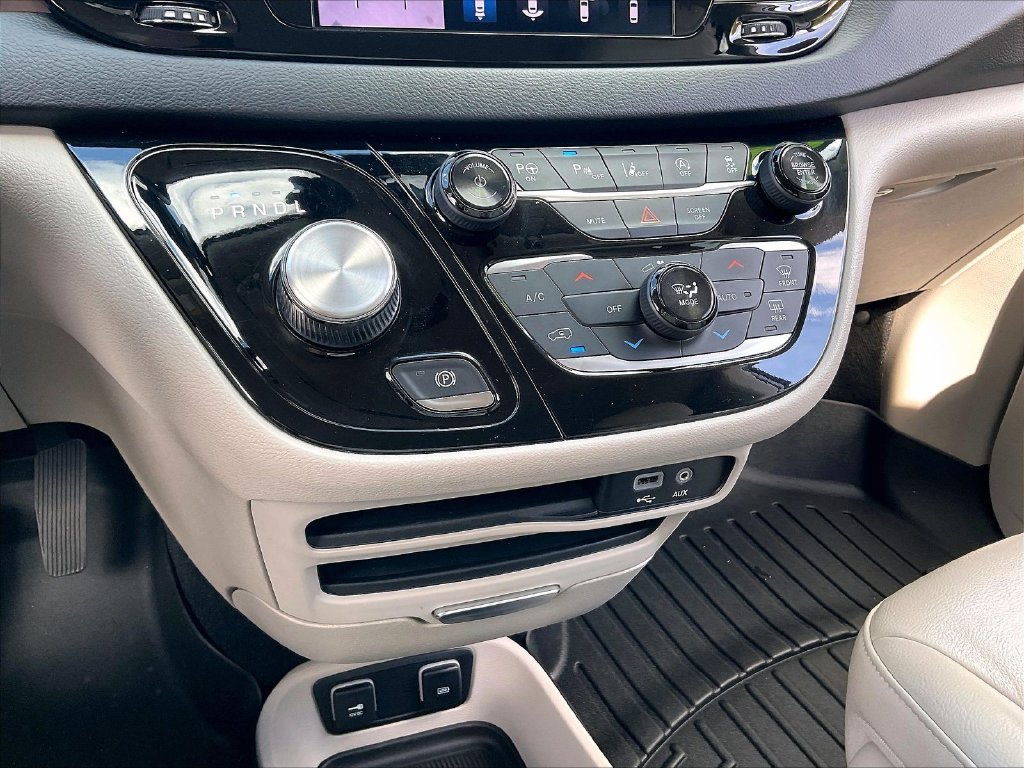 Used 2019 Billet Silver Metallic Clearcoat Chrysler Touring L image 25