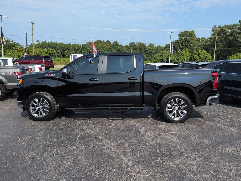 Used 2025 Black Chevrolet LT image 4