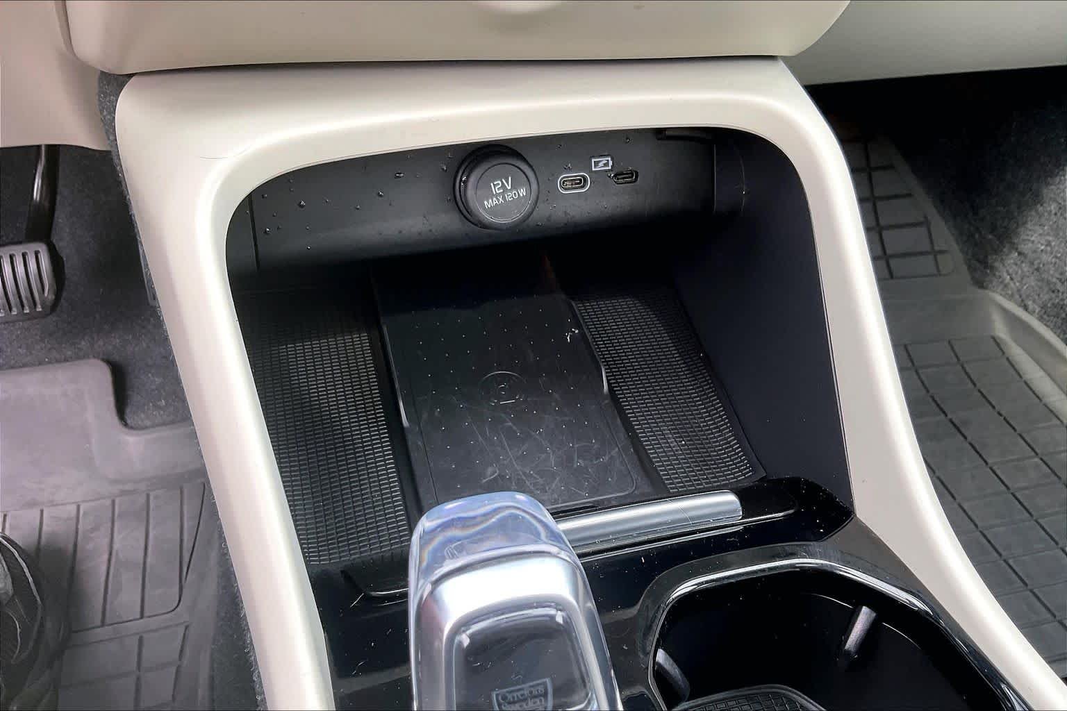 Used 2023 Crystal White Metallic Volvo Plus Dark Theme image 37