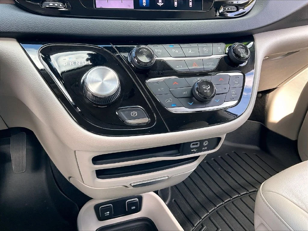 Used 2019 Billet Silver Metallic Clearcoat Chrysler Touring L image 25