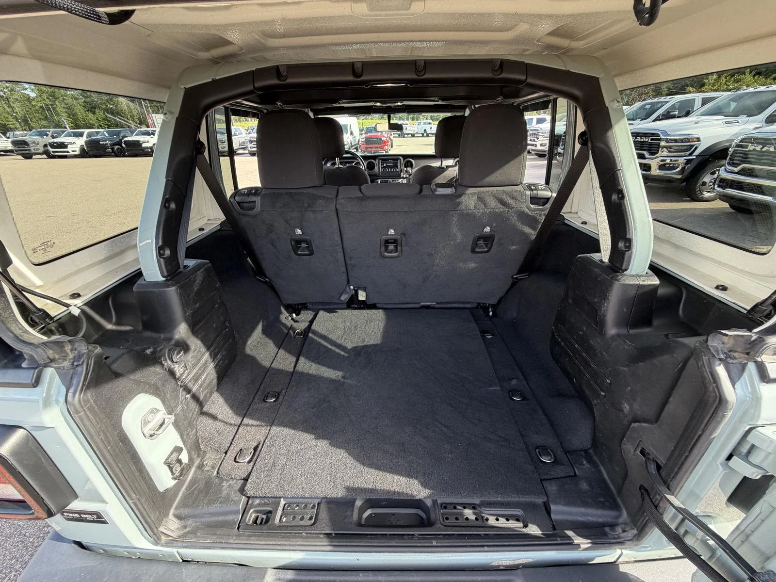 Used 2023 Earl Clearcoat Jeep Sport S image 19