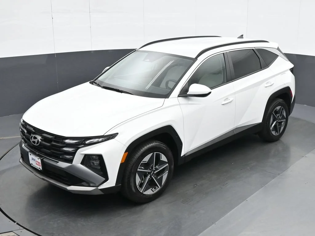 Used 2025 White Hyundai SEL image 20