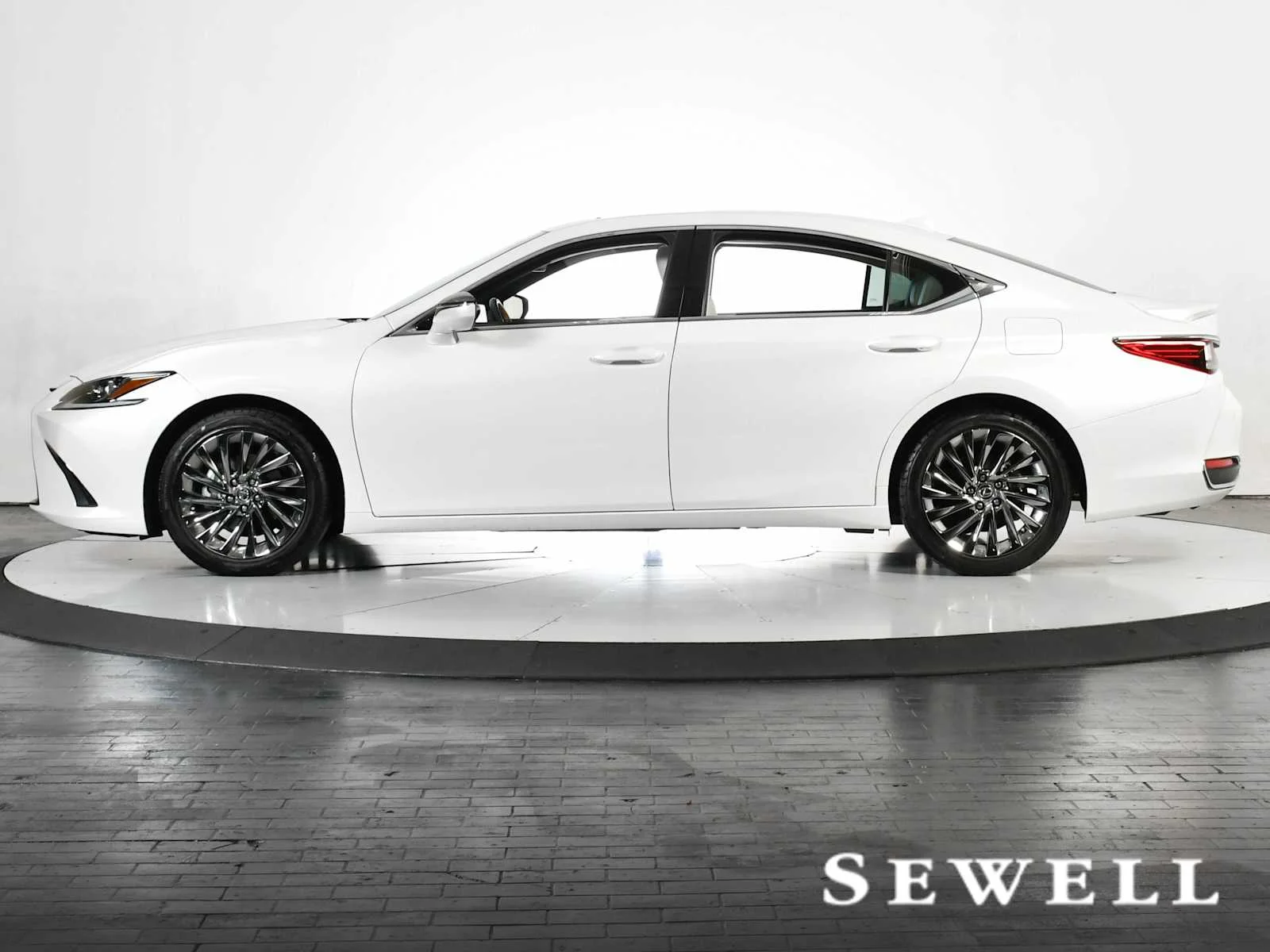 Used 2025 Eminent White Pearl Lexus Luxury image 1