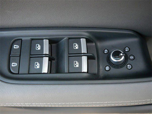 Used 2025  Audi 55 Premium Plus image 18