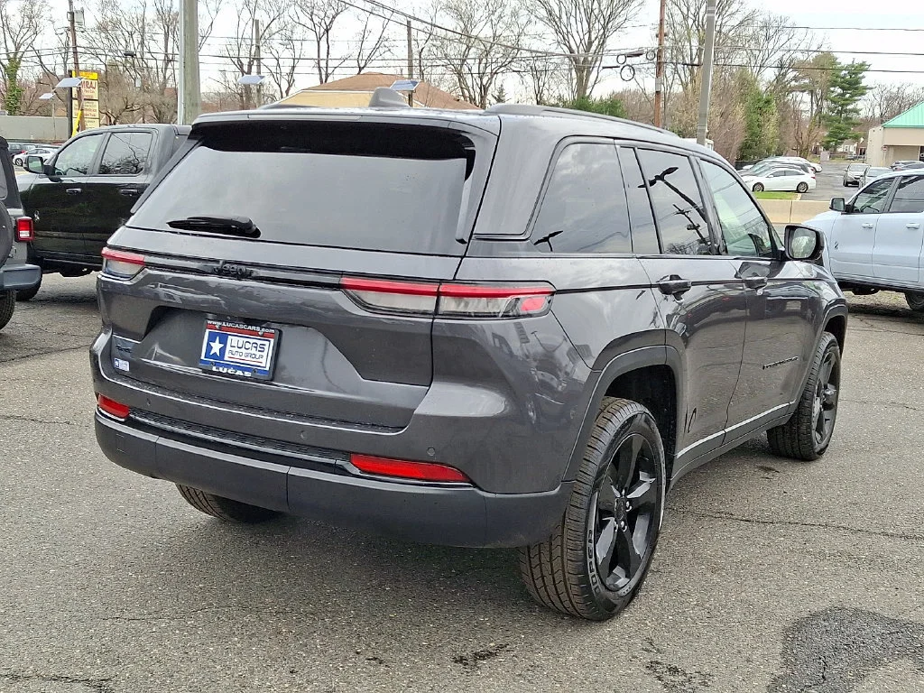 Used 2023 Baltic Gray Metallic Clearcoat Jeep Altitude image 11