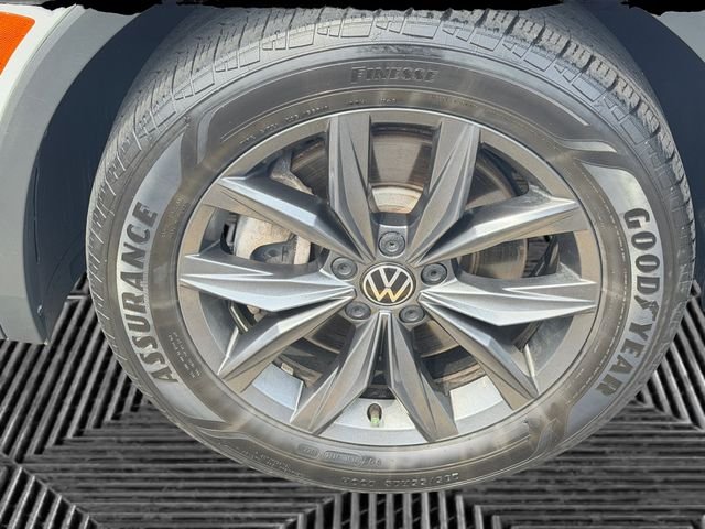 Certified Used 2022 White Volkswagen 2.0T SE image 9