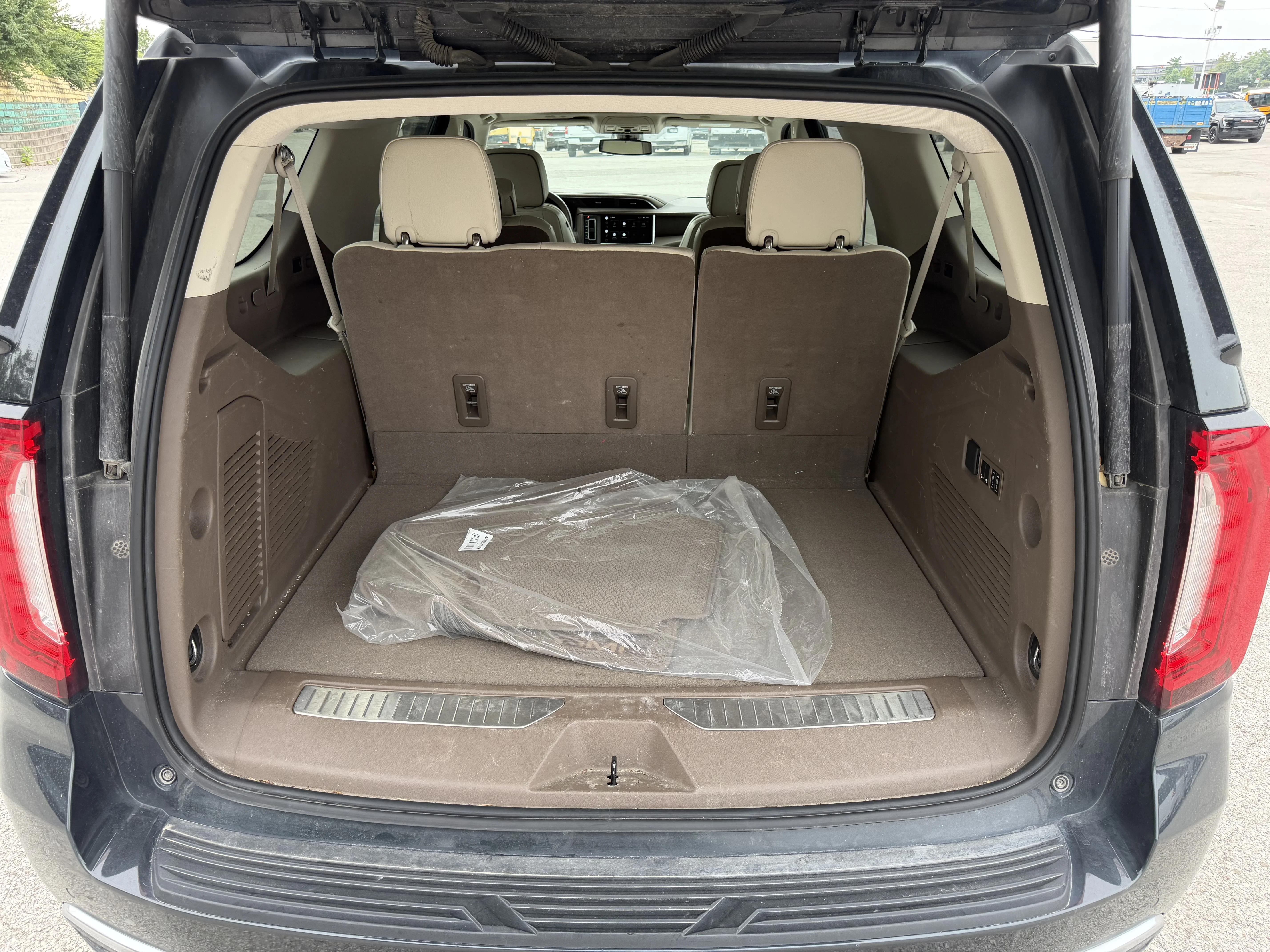 Used 2022 Hunter Metallic GMC Denali image 9