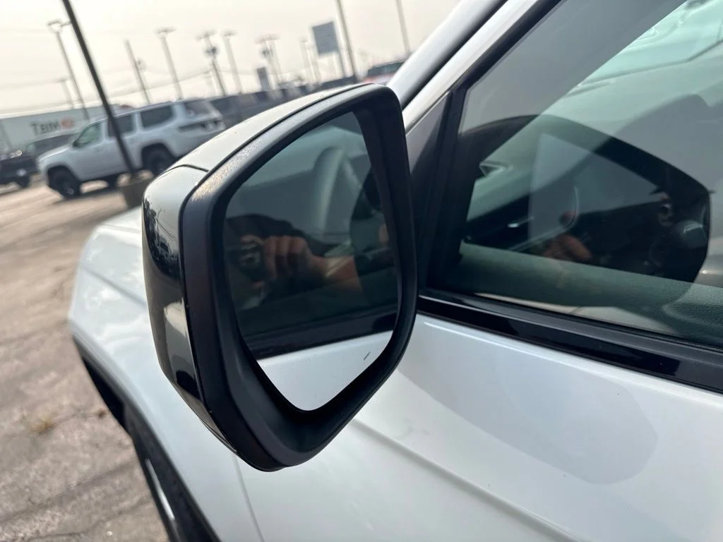 Used 2021 White Jeep Laredo image 10