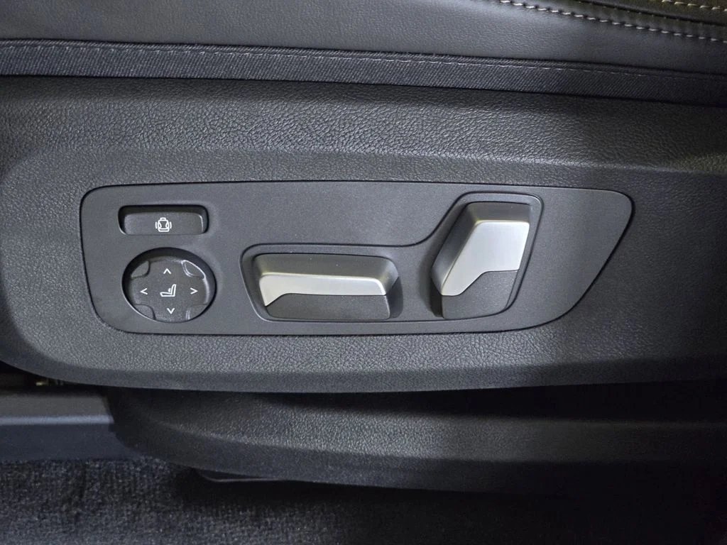 Used 2026 Alpine White BMW sDrive40i image 19