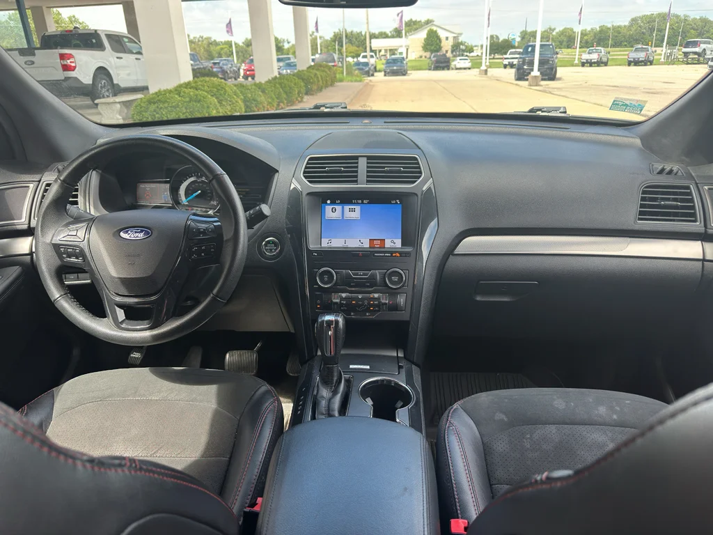 Used 2018 White Platinum Metallic Tri-Coat Ford XLT image 3