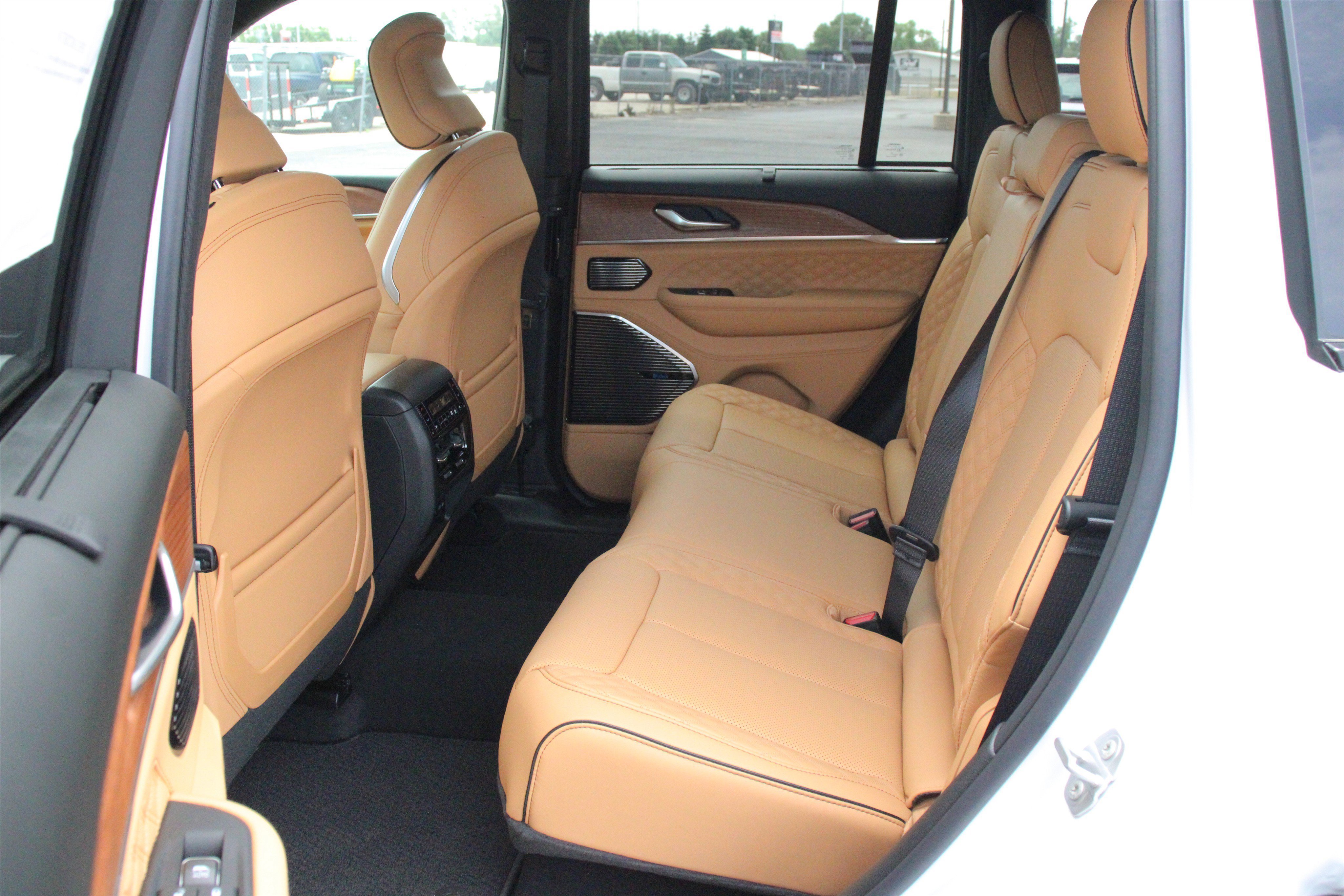 New 2026 Bright White Clear-Coat Exterior Paint Jeep Summit image 25