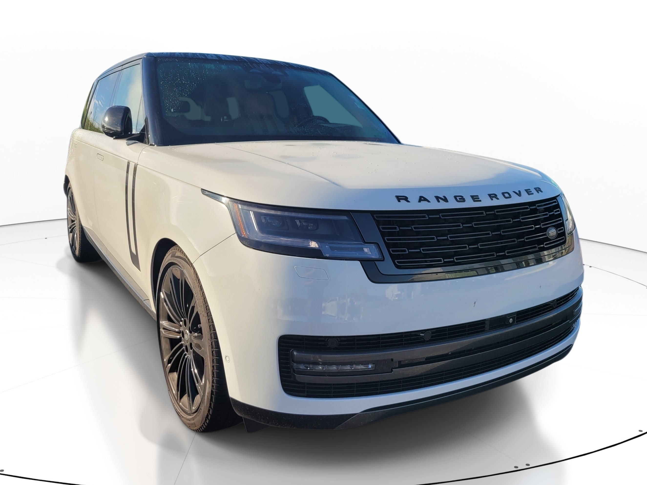 Used 2024  Land Rover SE image 1