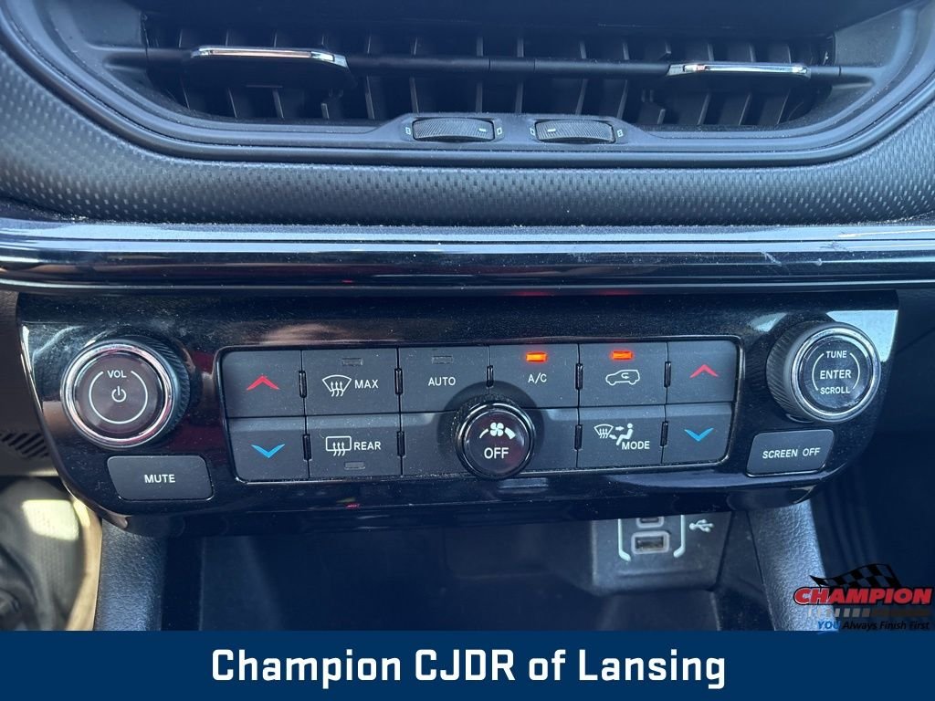 Used 2022 Silver Jeep Altitude image 27