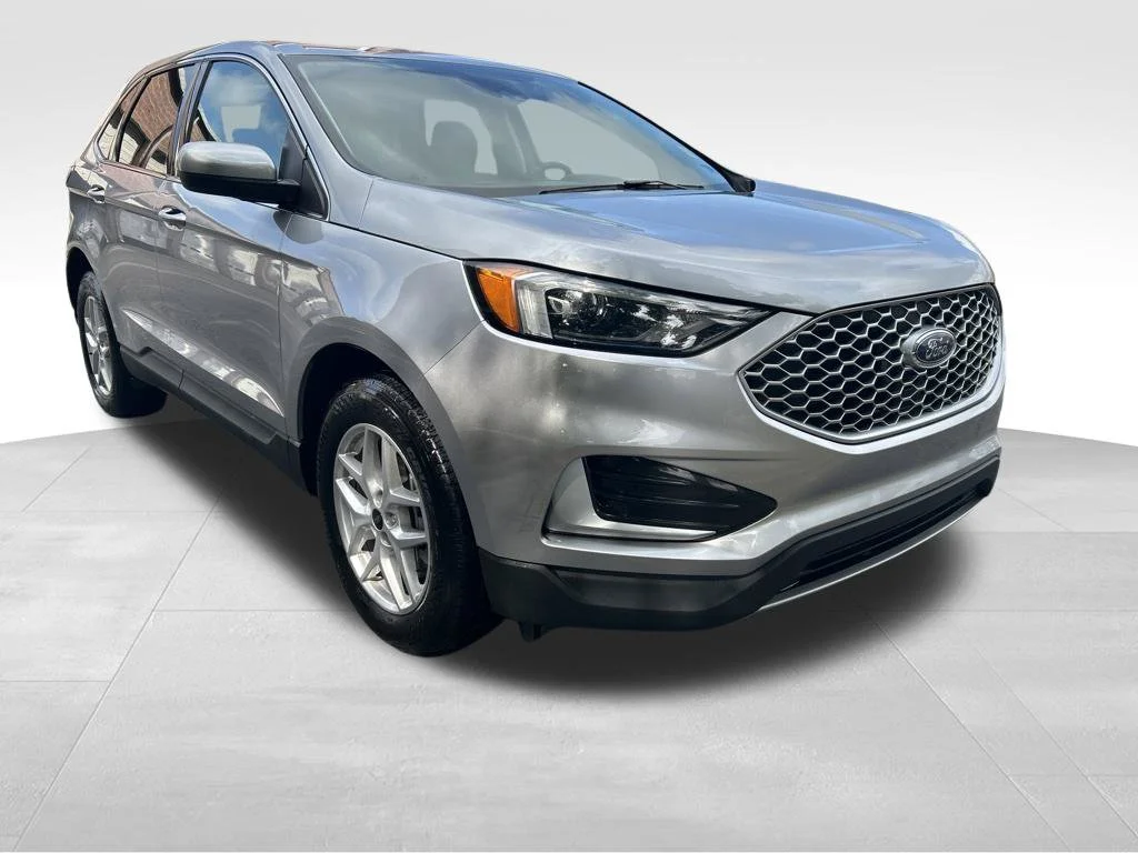 Used 2024 Silver Ford SEL image 8