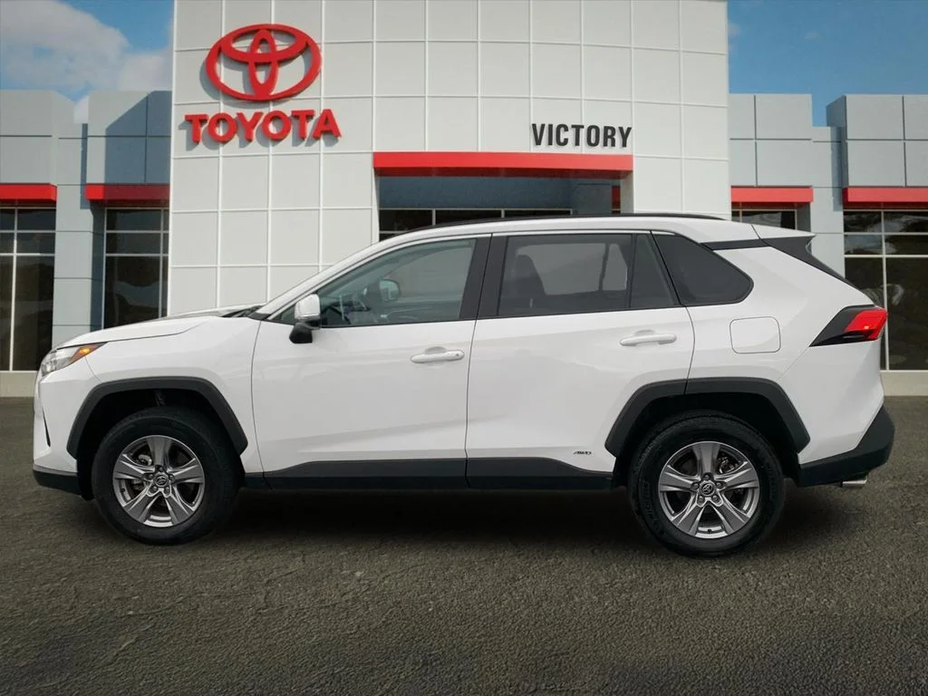 Used 2025 White Toyota XLE image 6
