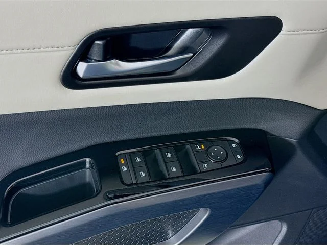 Used 2025 Gray Nissan SL image 18