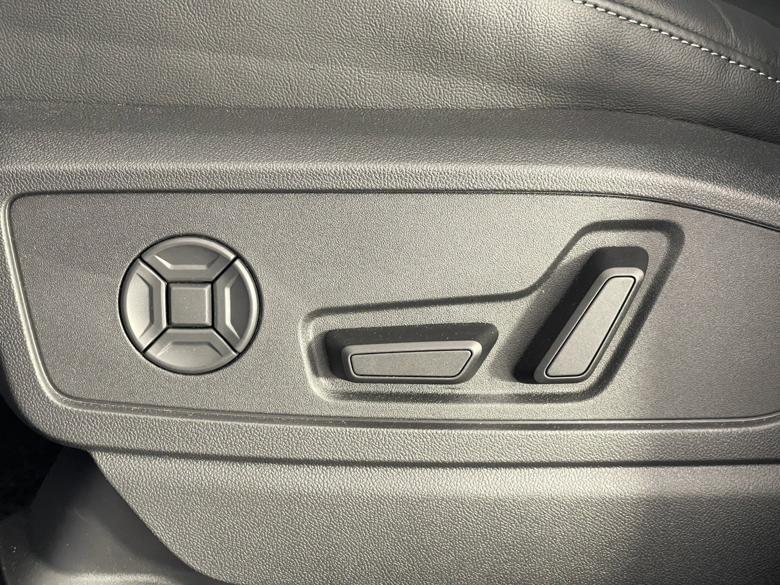 Used 2025 Florett Silver Metallic Audi Premium Plus image 19