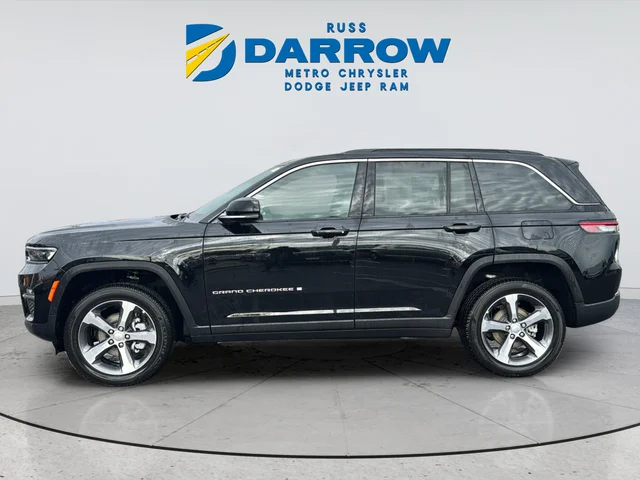 New 2025 Diamond Black Crystal Pearl-Coat Exterior Paint Jeep Limited image 2
