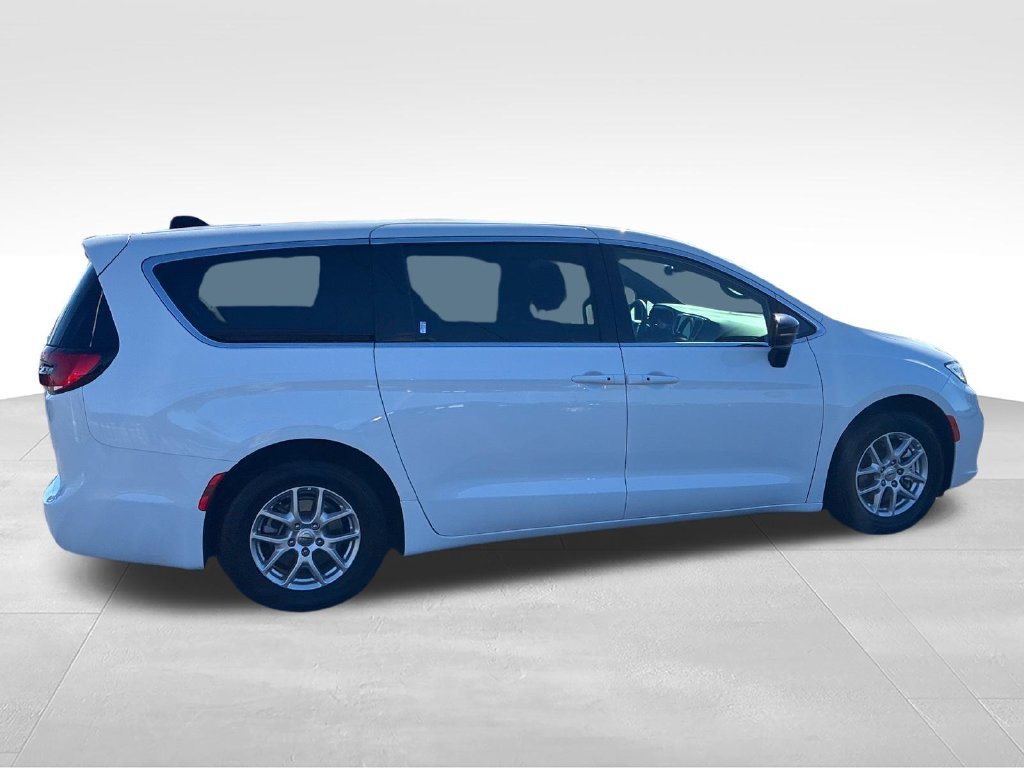 Used 2025 White Chrysler Select image 6