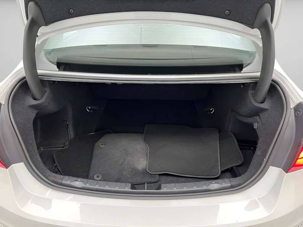 Used 2018 White Metallic BMW 320i xDrive image 39