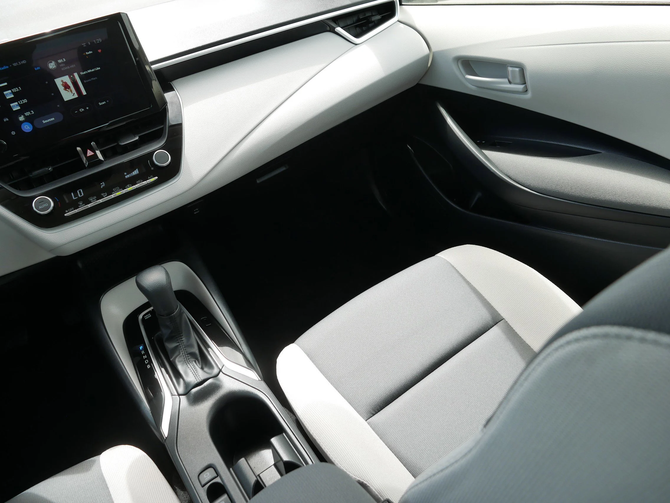 Used 2023 Ice Cap Toyota Hybrid LE image 11