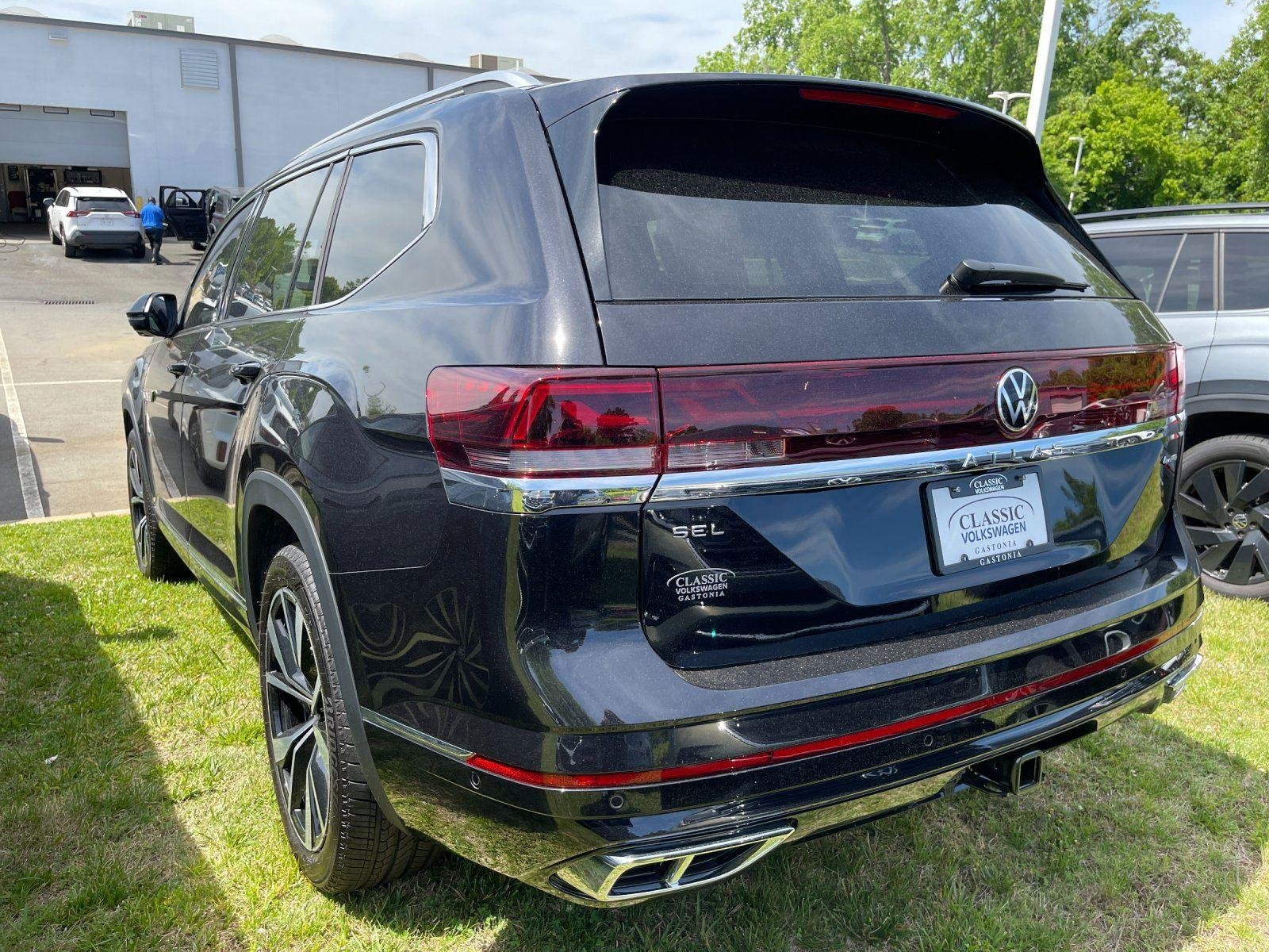 New 2026 Deep Black Pearl Volkswagen 2.0T SEL Premium R-Line image 3