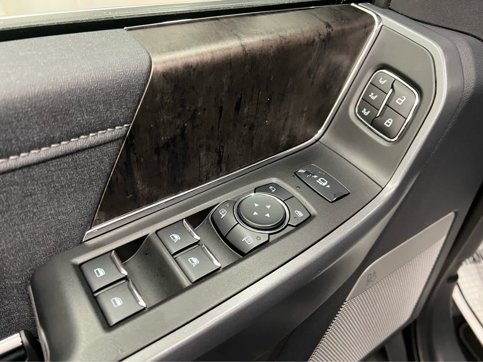 Used 2024 Carbonized Gray Metallic Ford LARIAT image 13