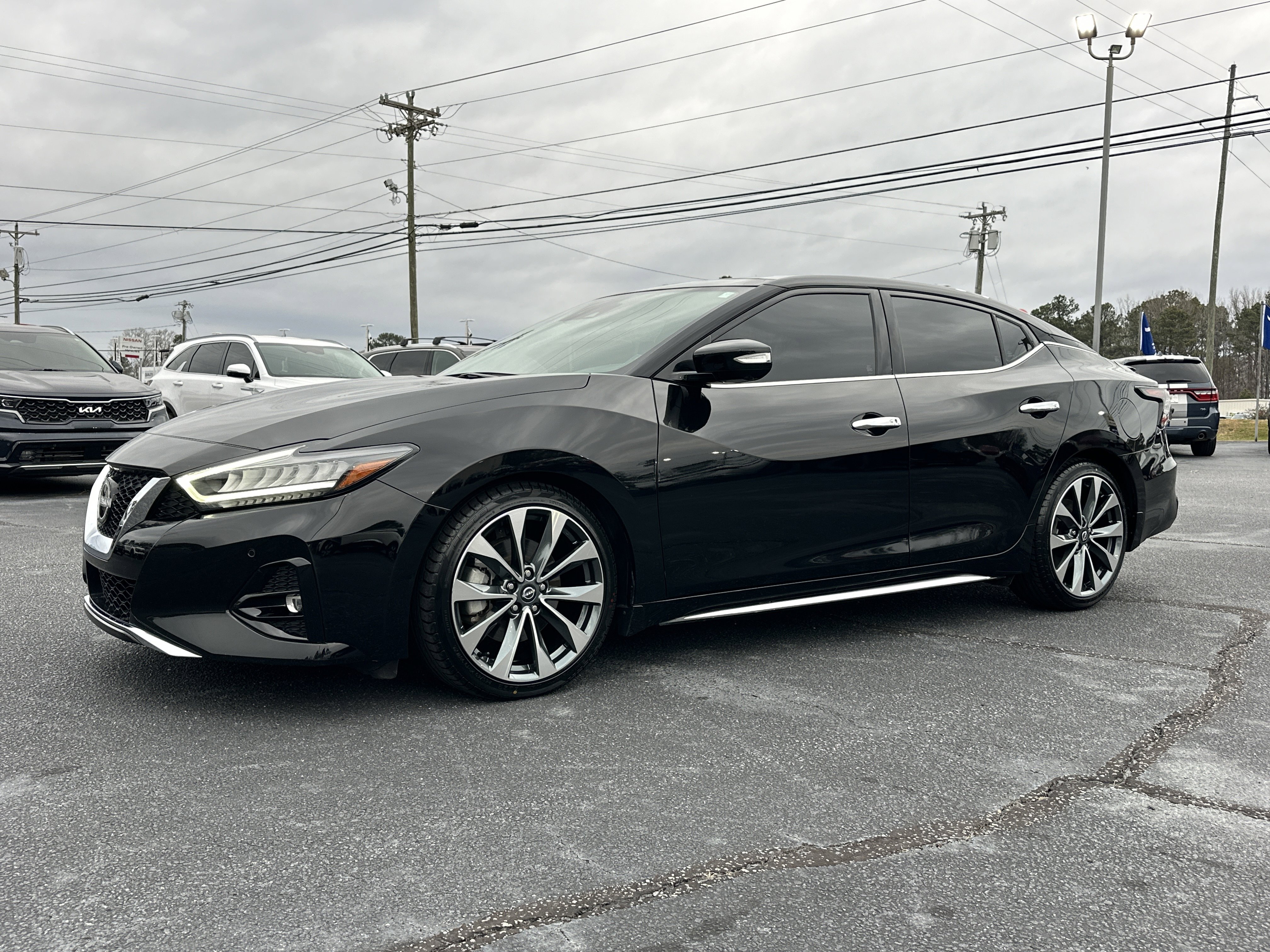 Used 2023 Super Black Nissan Platinum image 4