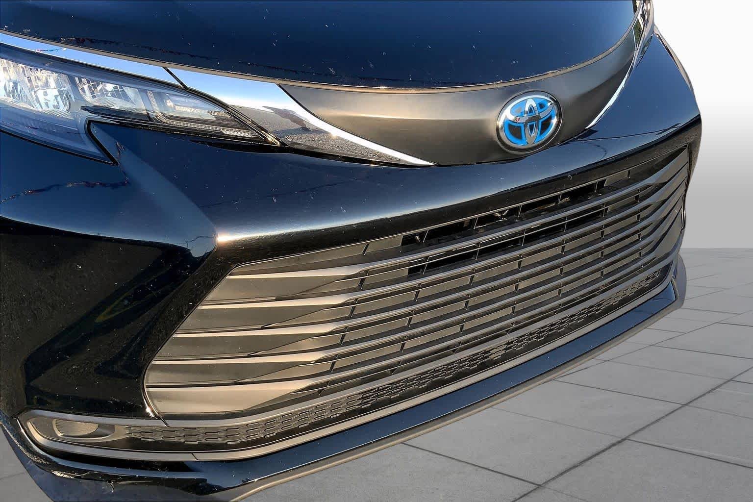 Used 2025 Midnight Black Metallic Toyota LE image 27