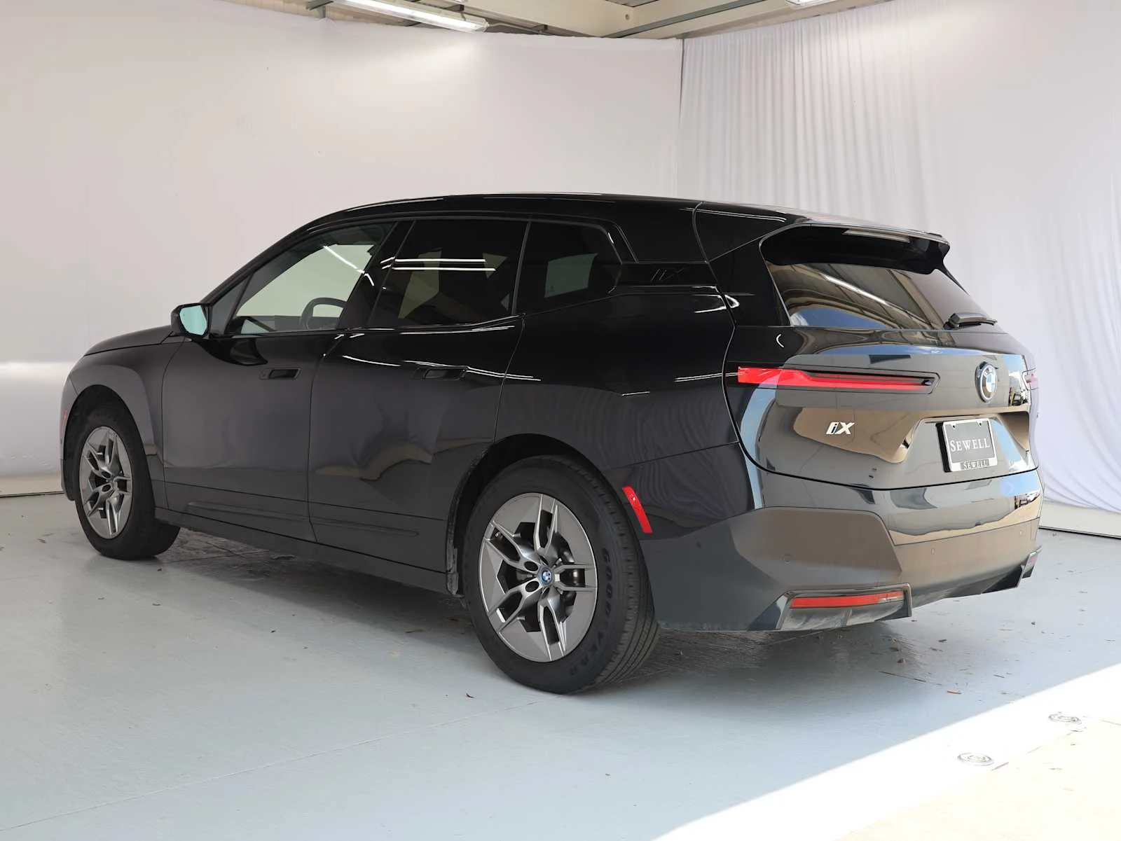 Used 2023 Black Sapphire Metallic BMW xDrive50 image 6