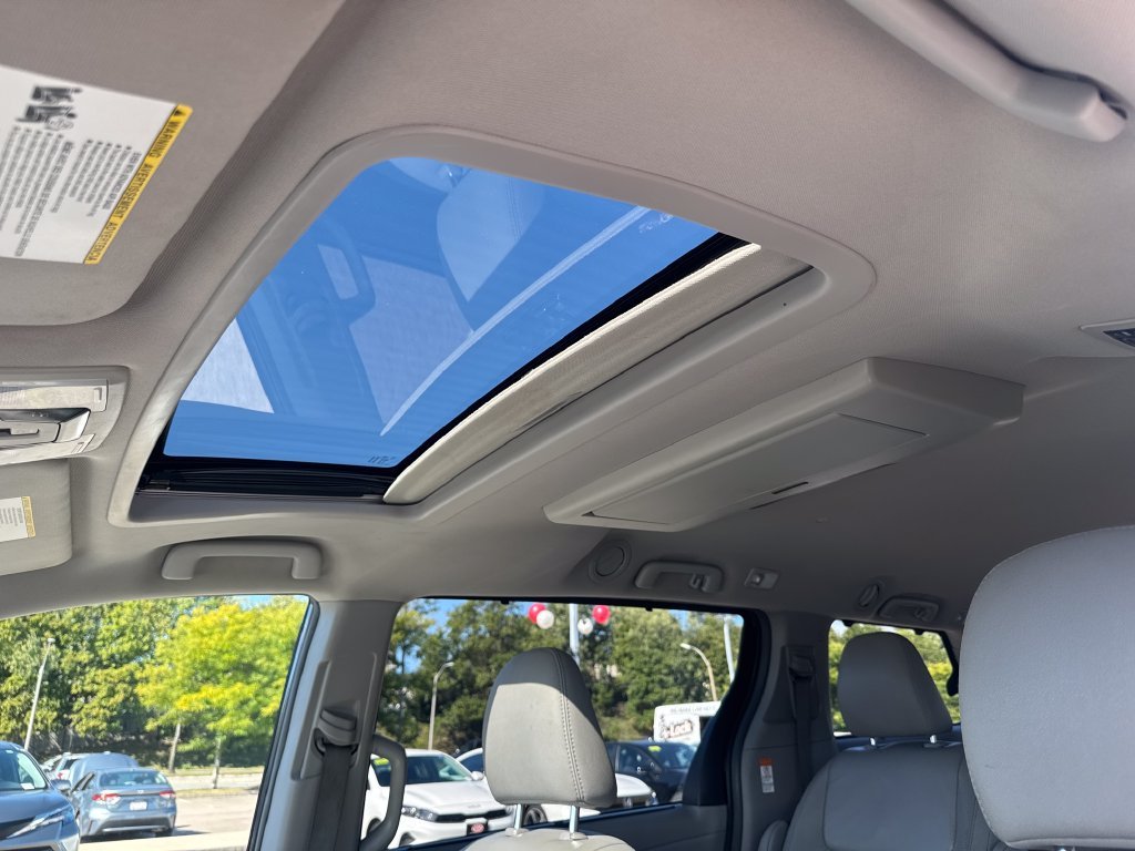 Used 2017 Gray Toyota XLE Premium image 17
