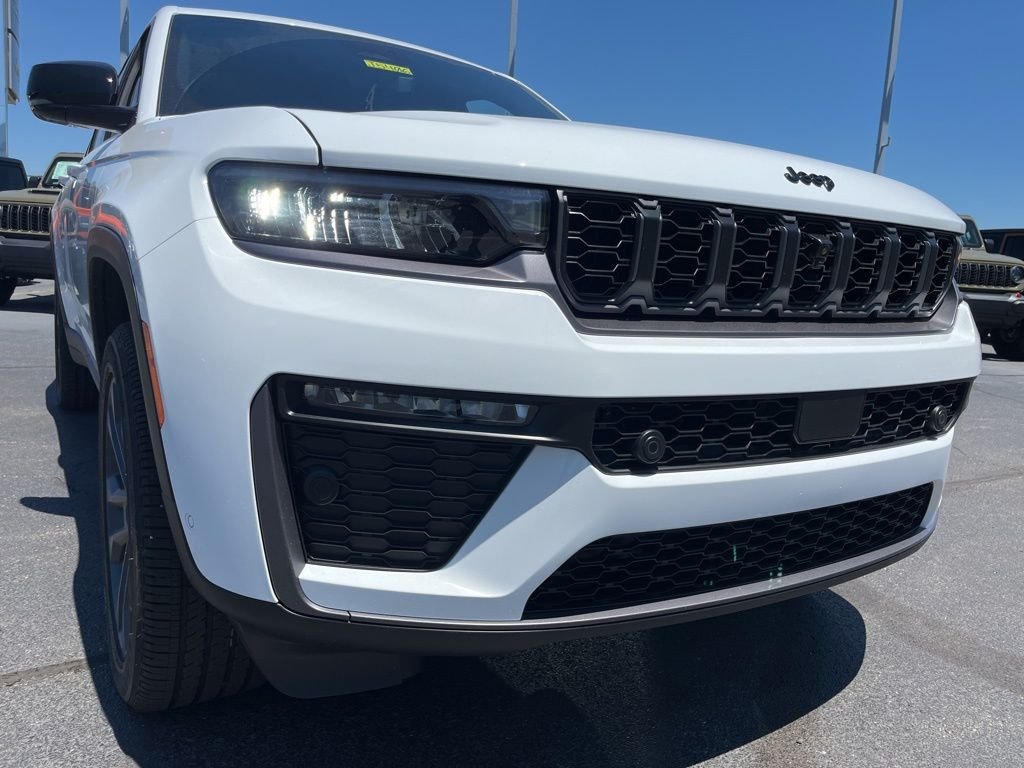 New 2026 Bright White Clear-Coat Exterior Paint Jeep Limited image 48