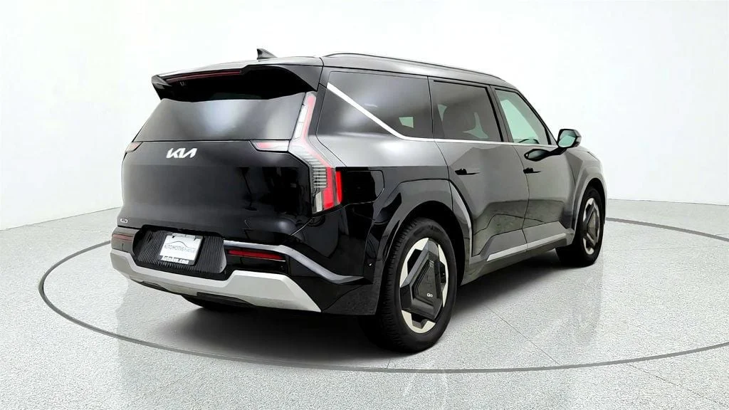 Used 2024 Aurora Black Pearl Kia Land AWD image 5
