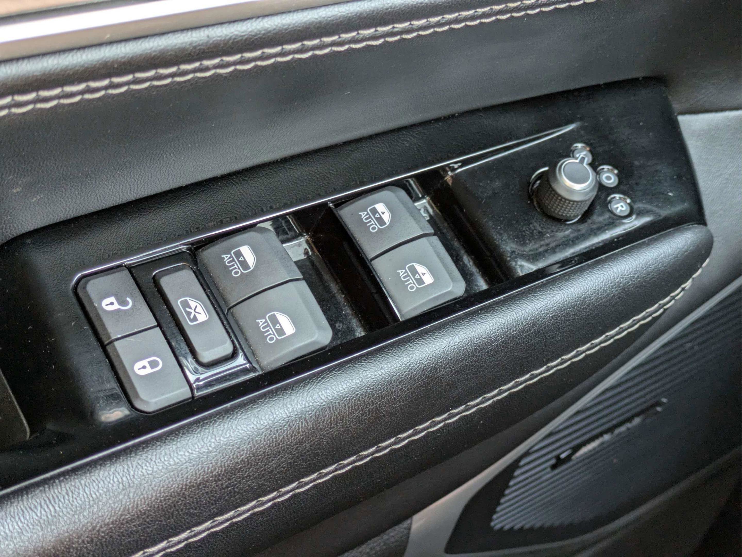Used 2024 Diamond Black Crystal Pearlcoat Jeep Series III image 21