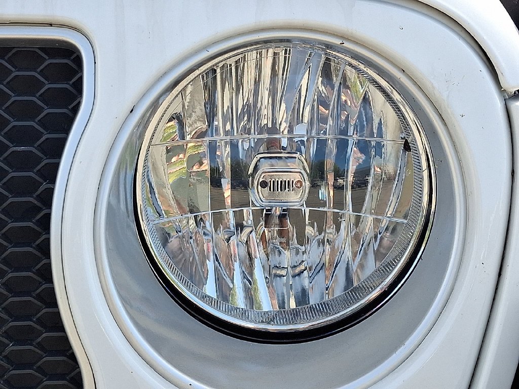 Used 2022 White Jeep Unlimited Sahara image 8