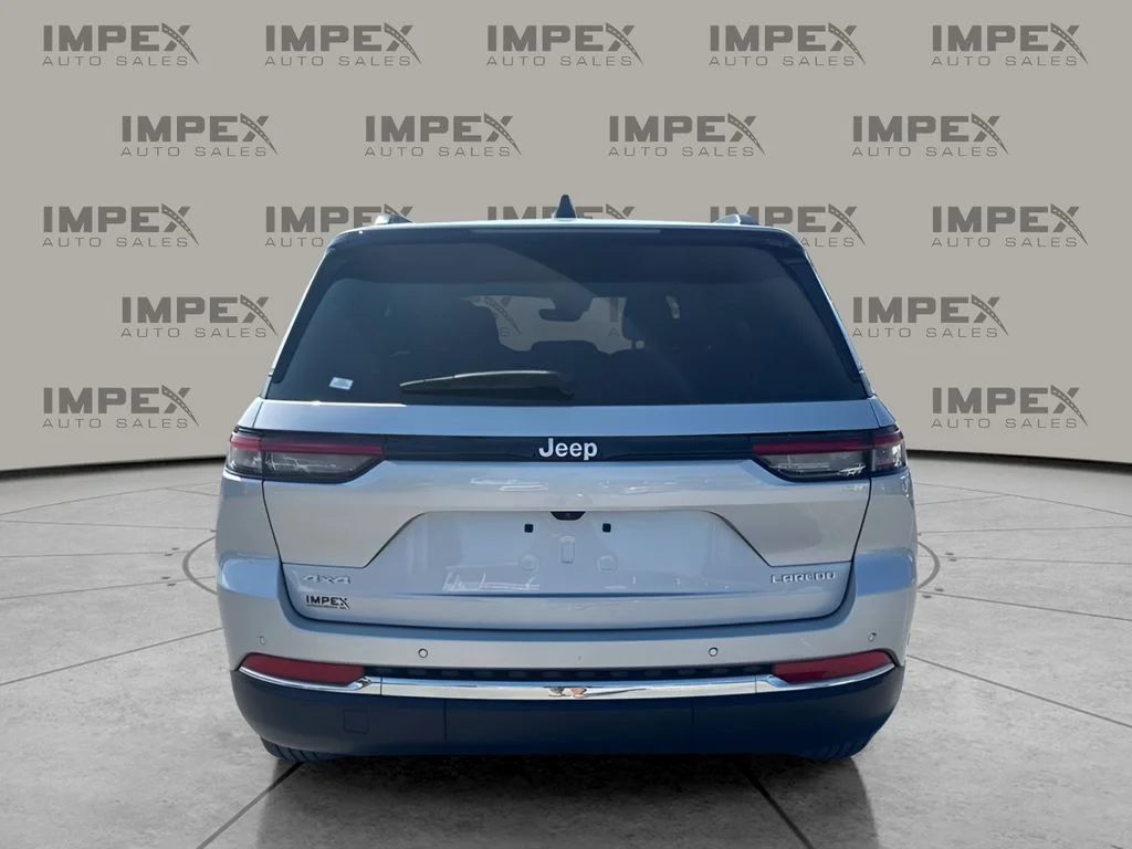 Used 2024 Silver Jeep Laredo image 4
