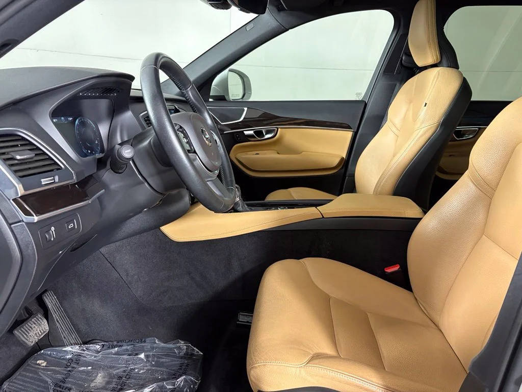 Used 2019 White Volvo T6 Momentum image 22