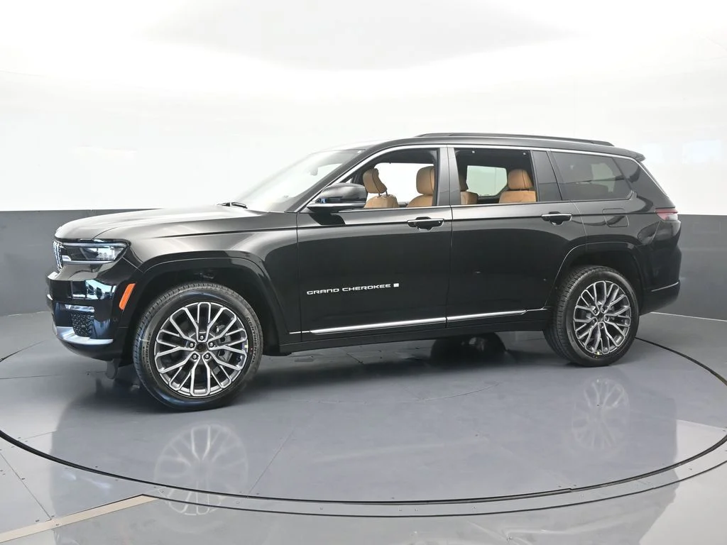 New 2025 Diamond Black Crystal Pearl-Coat Exterior Paint Jeep Summit image 2