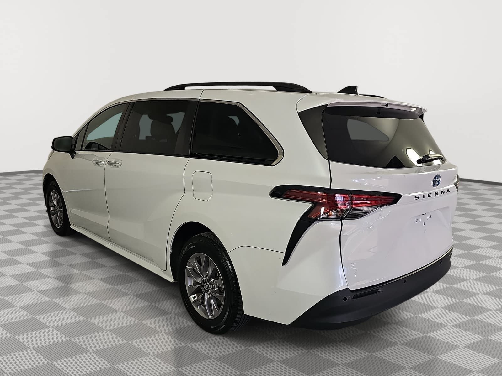 Used 2022 Beige Toyota XLE image 6