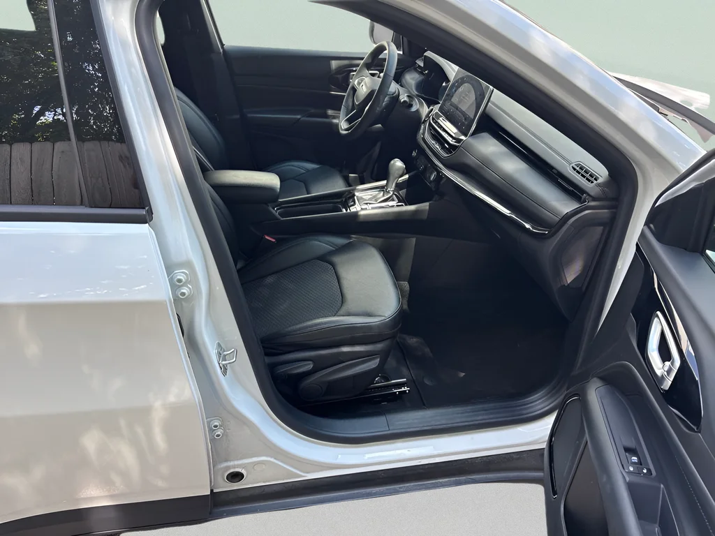 Used 2025 Bright White Clearcoat Jeep Latitude image 12
