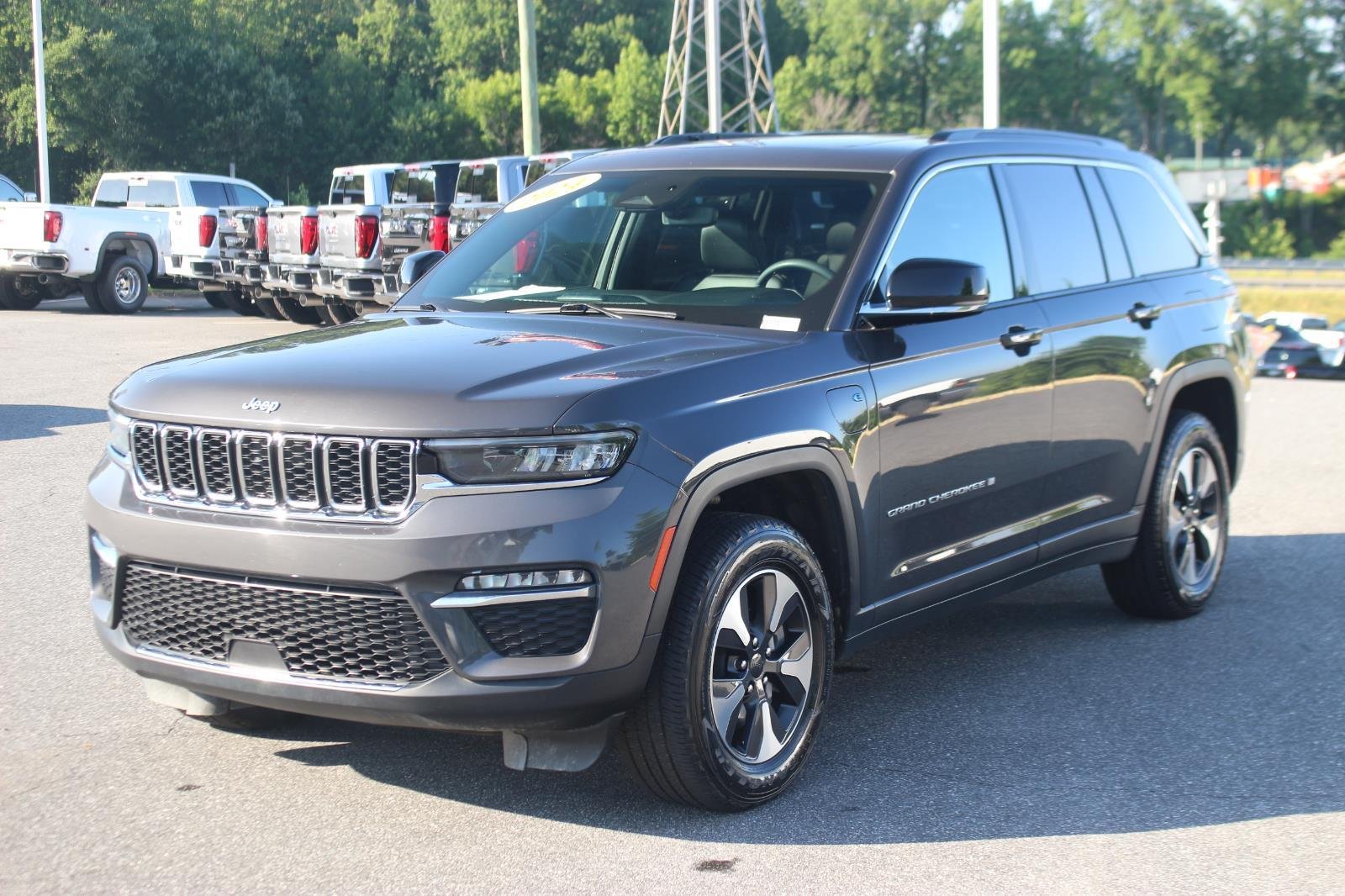 Used 2024 Grey Jeep 4x4 image 3