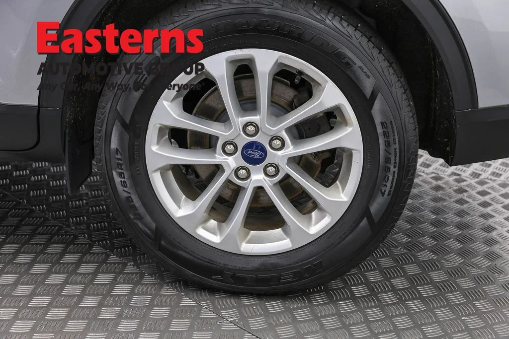 Used 2022 Silver Ford SE image 33