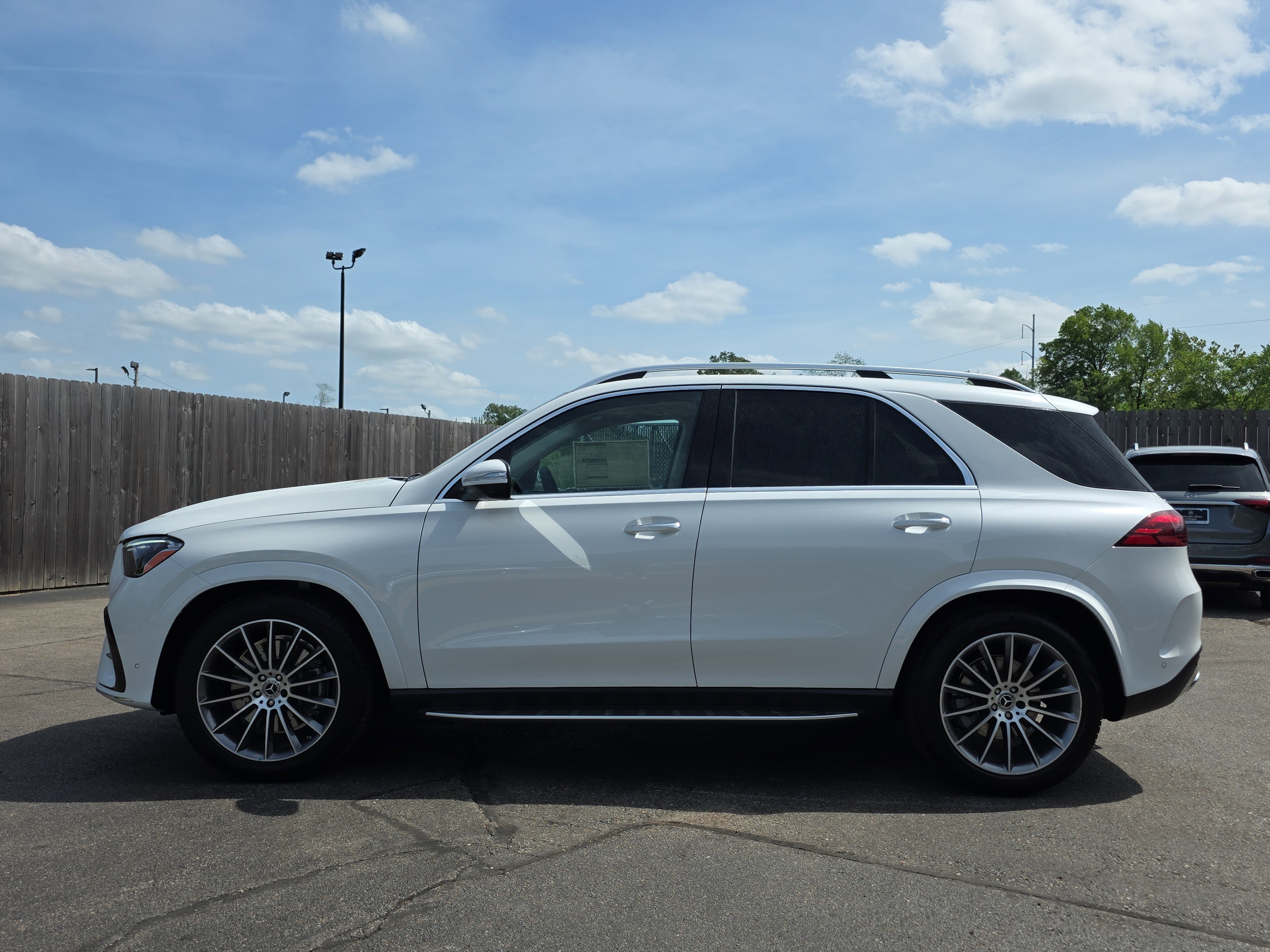 New 2026 MANUFAKTUR Moonlight White Metallic Mercedes-Benz GLE 450 image 31