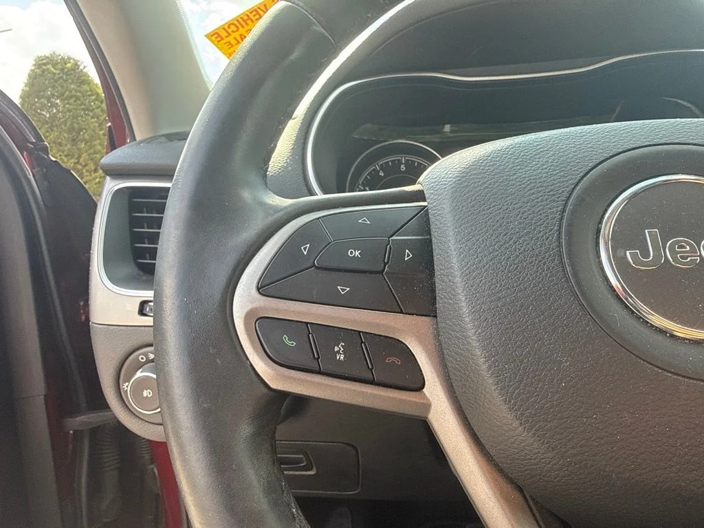 Used 2020 Red Jeep Latitude Plus image 9